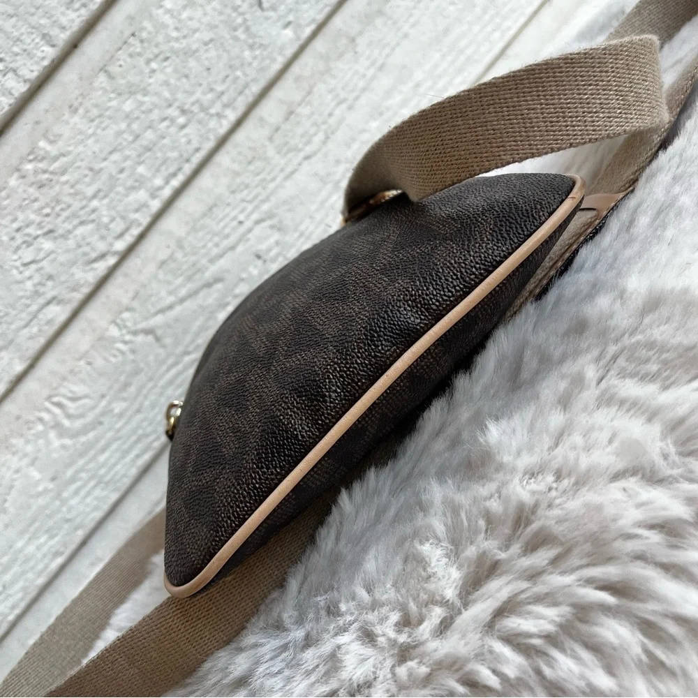 MICHAEL KORS Signature Jet Set Y2K Crossbody Bag Signature Voyager Traveller